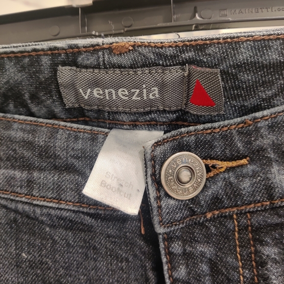 Jeans - Picture 2 of 3